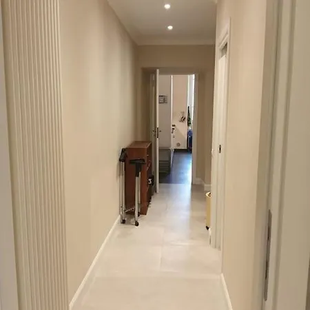 Modern Loft-style 公寓 因佩里亚